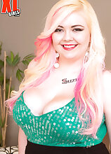 Suzumi: Busty Blonde Beauty Big Tits Models